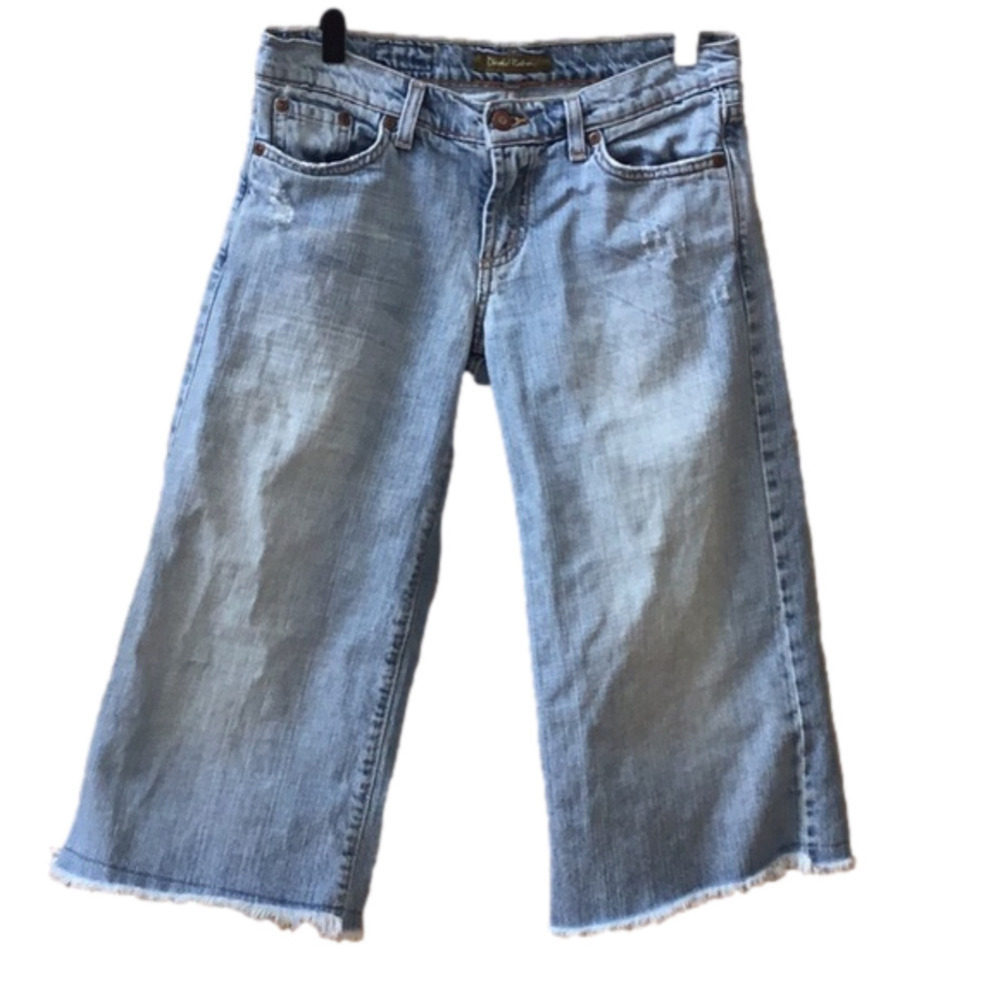 David Kahn distressed light wash straight leg capris/crop pants. Women size 27